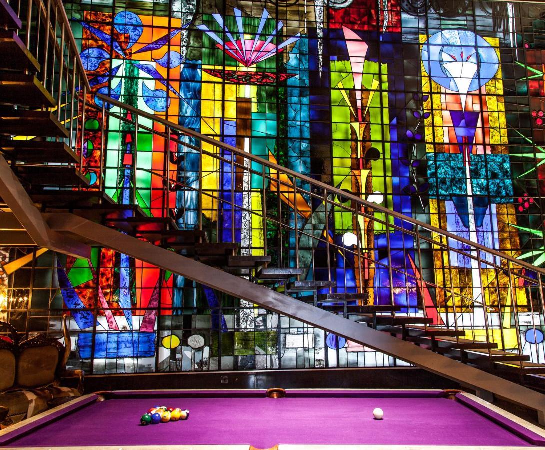 Sanderson Londýn Exteriér fotografie The stained glass window at the entrance of the pool hall