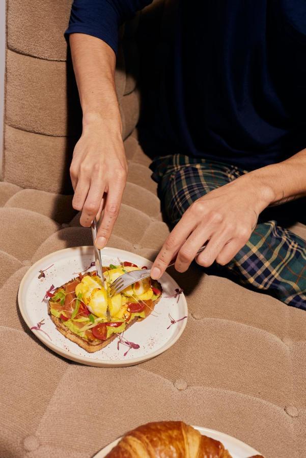 Sanderson Londýn Exteriér fotografie A person using a knife and fork to cut food