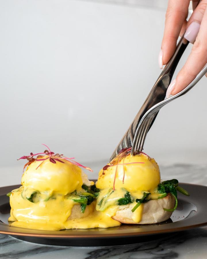 Sanderson Londýn Exteriér fotografie A fork being used to cut food