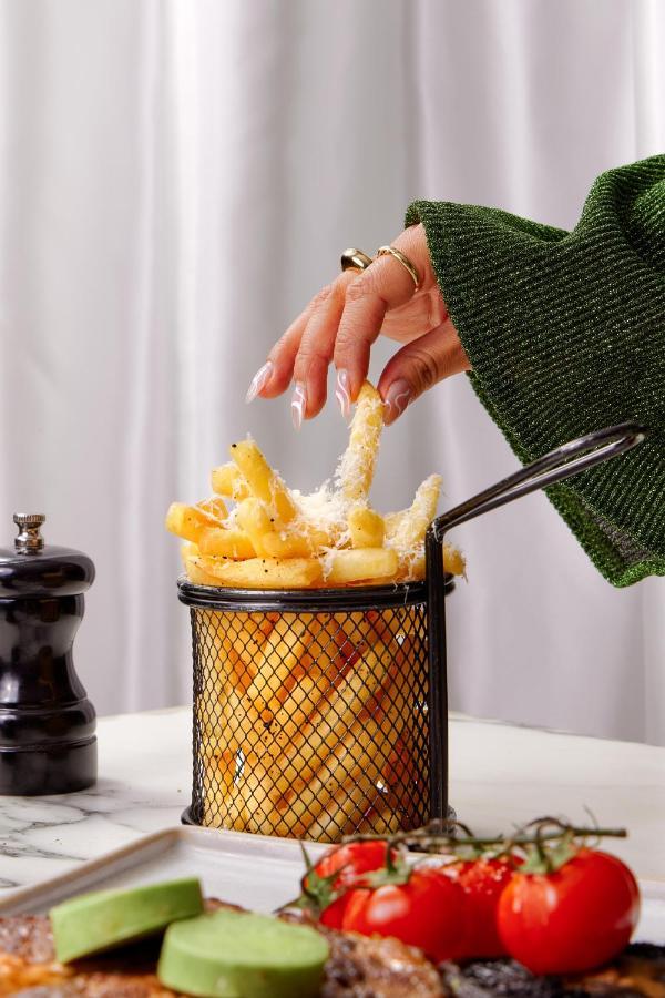 Sanderson Londýn Exteriér fotografie Parmesan cheese being sprinkled on chips