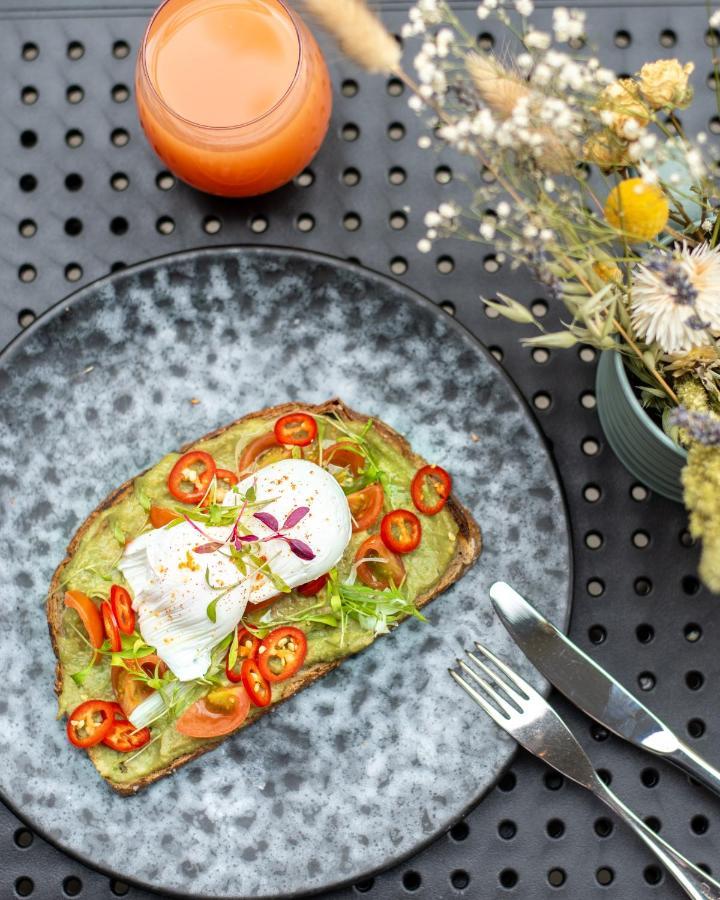 Sanderson Londýn Exteriér fotografie Avocado on toast with poached eggs