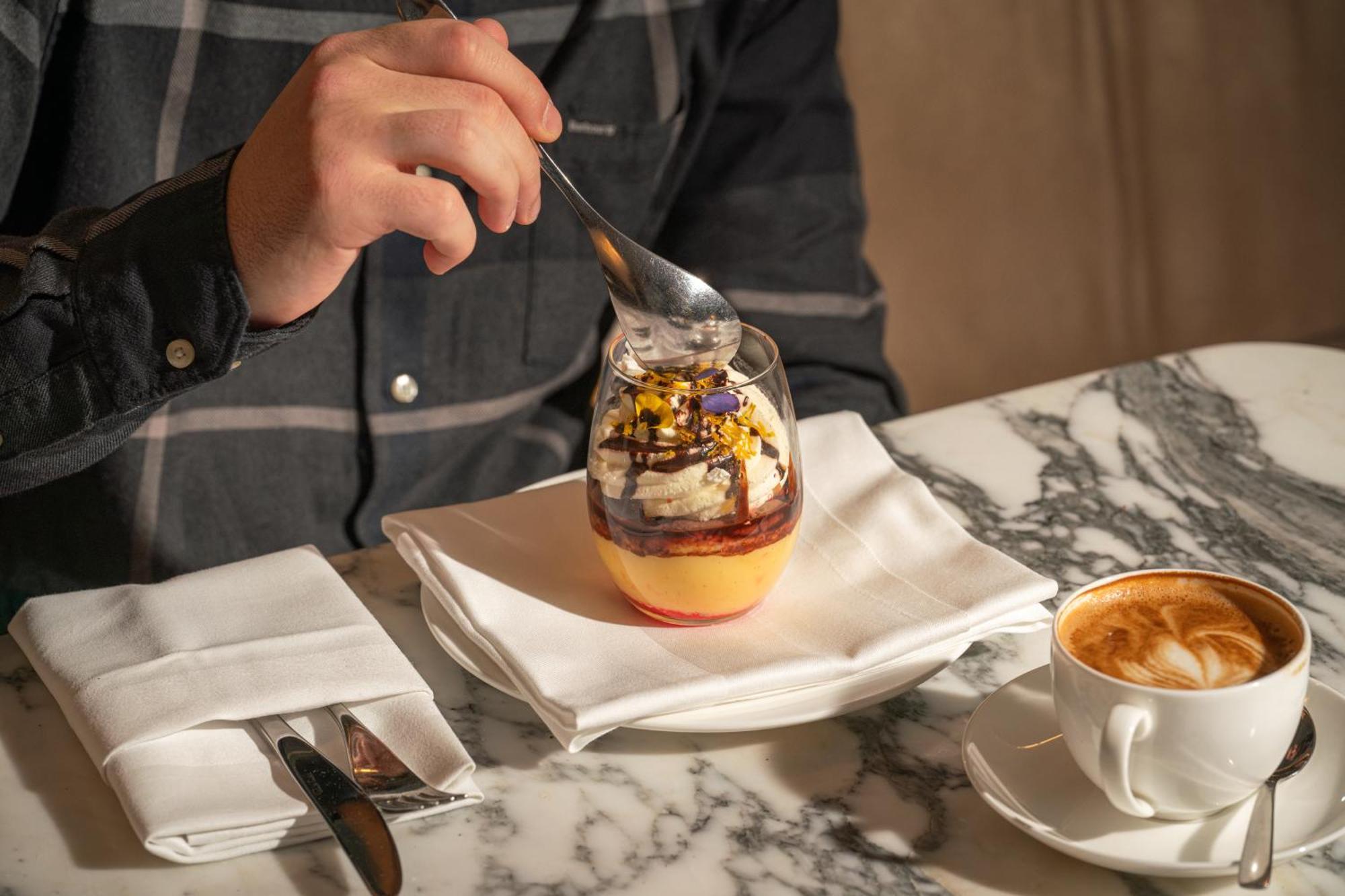 Sanderson Londýn Exteriér fotografie A man eating a dessert