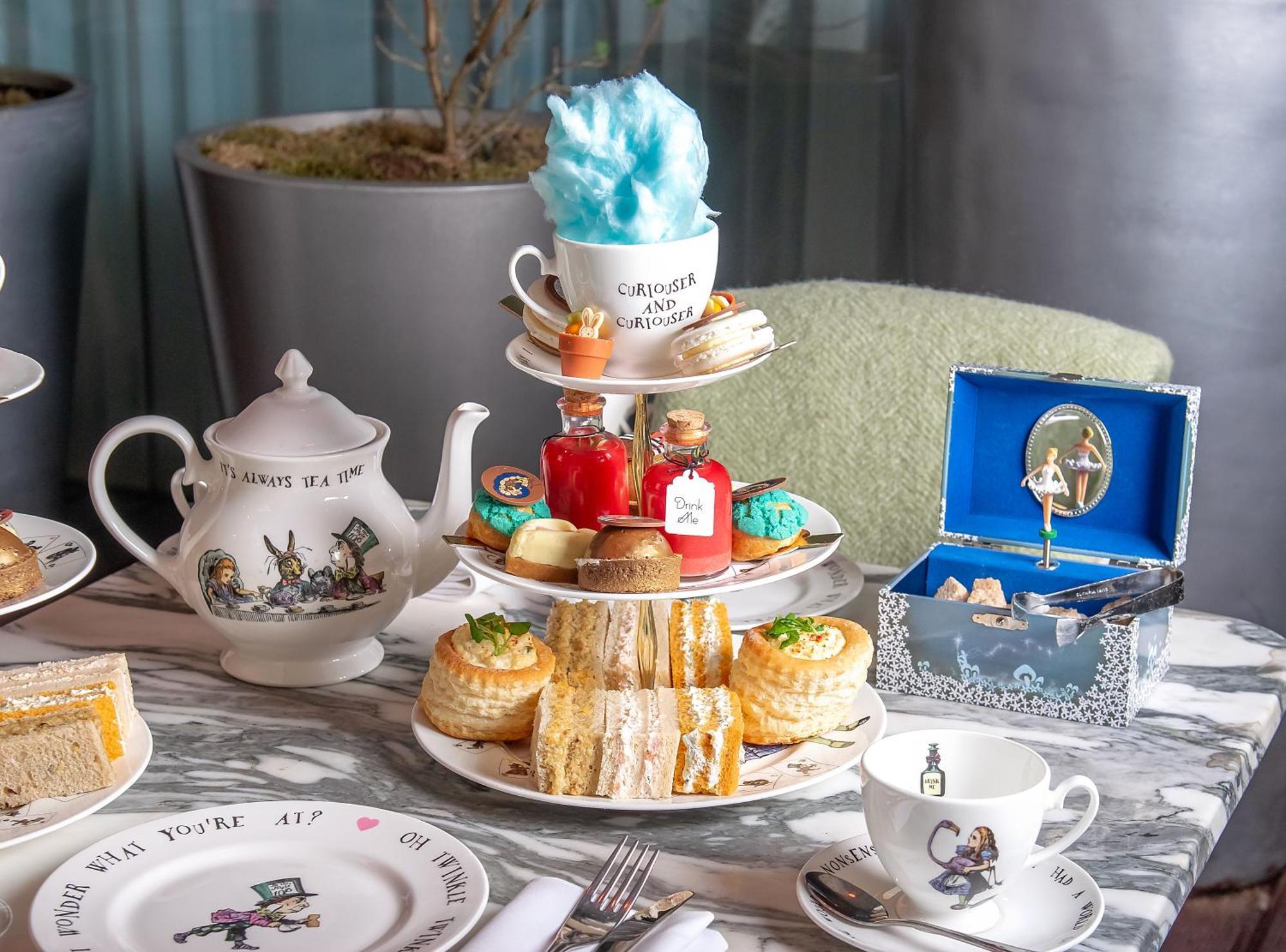 Sanderson Londýn Exteriér fotografie Afternoon tea at the St Pancras Renaissance Hotel, London